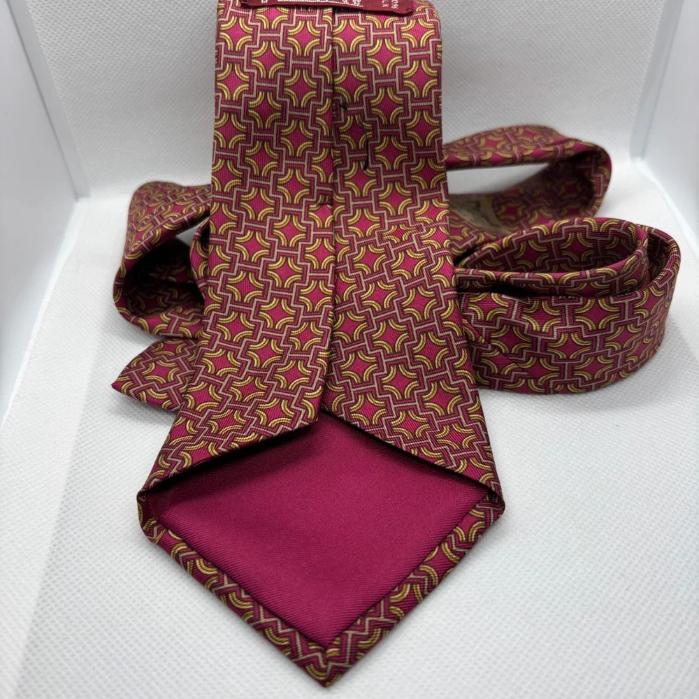Hermes Silk Necktie Mens Berry Magenta Pink Gold Geometric Chain Link 7331 EA